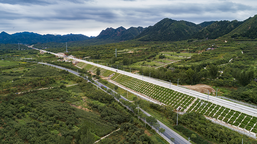 9月2日，京沈客專京冀段潮白河特大橋橋尾處，中國鐵建所屬中鐵二十二局幾名工人熟練地將自密實混凝土灌注到最后一塊軌道板與底座間。至此，京沈客專北京段無砟軌道工程全部鋪設(shè)完畢，這條我國縱向高鐵大動脈的線下工程完工，為后續(xù)鋪軌貫通奠定了基礎(chǔ)。圖為京沈客專九標(biāo)正線無砟軌道施工。