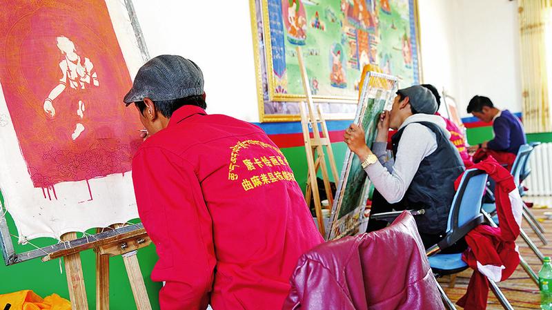 近日，在國家能源集團援建的曲麻萊縣職業(yè)技術(shù)培訓中心，當?shù)厝罕娬趯W習唐卡制作技能。