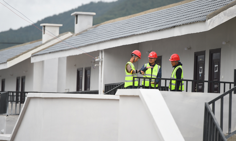  近日，航天建設管理人員對日久村住房進行檢查。（宿東 攝） 