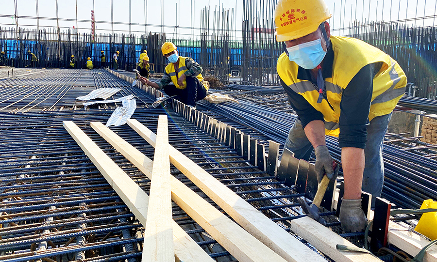 圖為中鐵建電氣化局三公司京雄城際鐵路項目部員工在雄安牽引變電所固定綁扎的鋼筋。