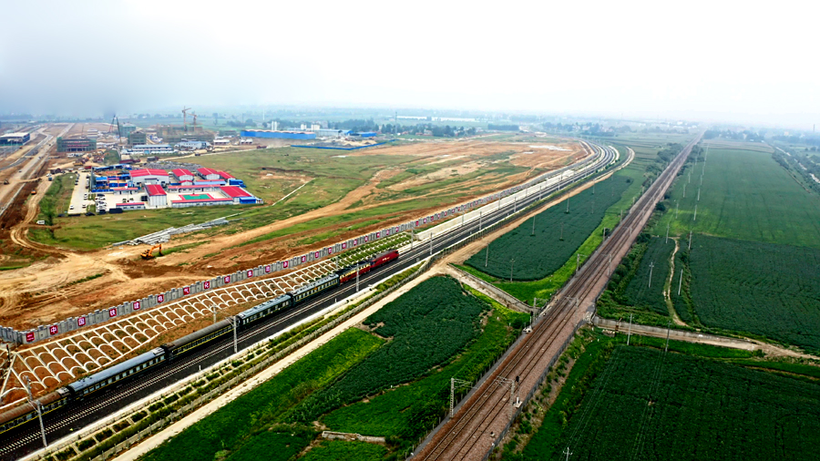 8月19日，隨著一列檢測車從湖北襄陽襄州北站緩緩駛出，世界一次建成里程最長的重載鐵路、國內(nèi)規(guī)模最大的運煤專線浩吉鐵路（原蒙華鐵路）正式開始對軌道、通信、信號、接觸網(wǎng)等系統(tǒng)進行動態(tài)檢測。圖為動態(tài)檢測現(xiàn)場。