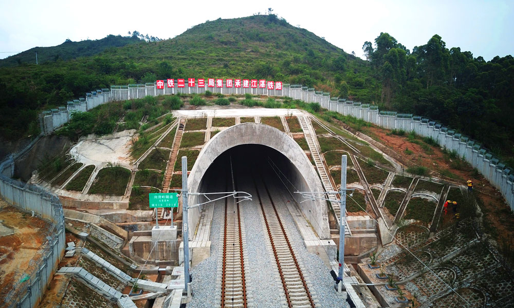 中鐵二十三局承建的崗背嶺隧道。（馬鵬飛 攝）