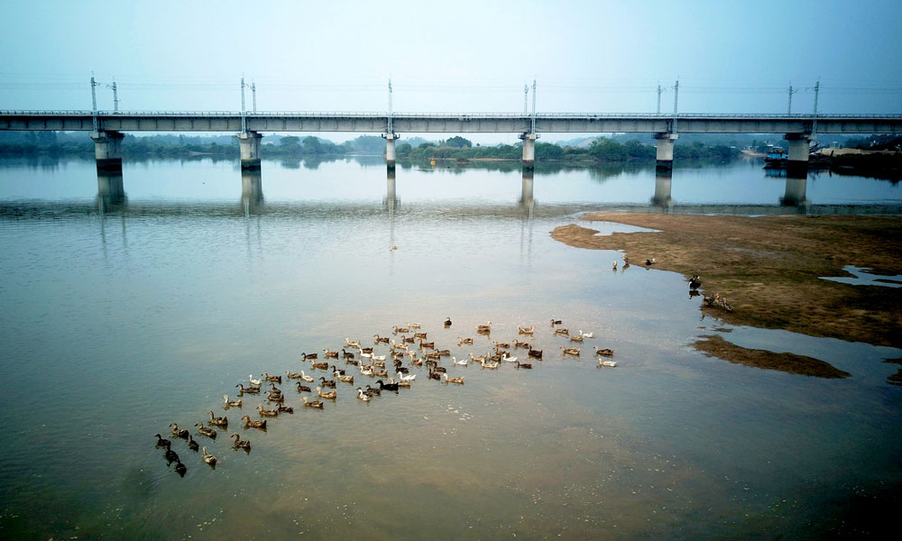 中鐵二十三局承建的江湛鐵路豐頭河大橋。（馬鵬飛 攝）