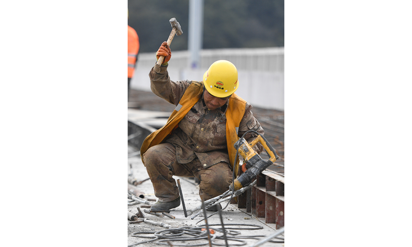 圖為2月17日，杭紹臺(tái)鐵路中鐵建大橋局參建工人在位于浙江紹興上虞區(qū)境內(nèi)的蔣村溪特大橋進(jìn)行軌道施工作業(yè)。（新華社記者 黃宗治 攝）