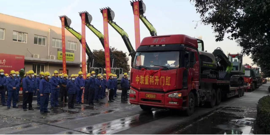 圖為2月17日，大年初六，中聯重科渭南工業(yè)園彩旗如林，中聯重科土方機械2021年新春首批新機交付發(fā)車儀式于此舉行。蓄勢待發(fā)的中聯重科E-10系列挖掘機排成長龍，開啟了奔赴全國工程建設一線的征程，也為中聯重科實現2021年“開門紅”打下了堅實基礎。