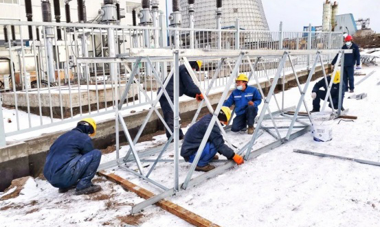 圖為春節(jié)期間，湖南建工集團員工在蒙古國額爾登特電廠施工。湖南建工集團海外項目建設穩(wěn)步推進，斯里蘭卡五路十三橋、布隆迪18號公路、援塞拉利昂三座小水電站技術援助、援塞舌爾廣電中心、援多米尼克醫(yī)院改擴建項目部等境外機構及項目部共300多名員工，放棄今年春節(jié)回國與家人團聚的機會，堅守海外一線開展工作。