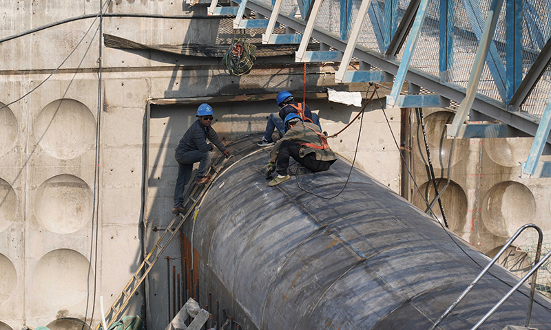 目前，眾多建設(shè)者在白鶴灘水電站工地忙碌施工，穩(wěn)步推進(jìn)各項(xiàng)建設(shè)任務(wù)。白鶴灘水電站位于云南省巧家縣和四川省寧南縣交界處的金沙江干流之上，是三峽集團(tuán)在金沙江下游投資建設(shè)的四座梯級(jí)電站中的第二級(jí)，總裝機(jī)容量1600萬(wàn)千瓦。據(jù)三峽集團(tuán)白鶴灘工程建設(shè)部消息，白鶴灘水電站首批機(jī)組將于2021年7月實(shí)現(xiàn)投產(chǎn)發(fā)電。圖為4月27日，工人在白鶴灘水電站進(jìn)行施工作業(yè)。新華社發(fā)（梁志強(qiáng) 攝）