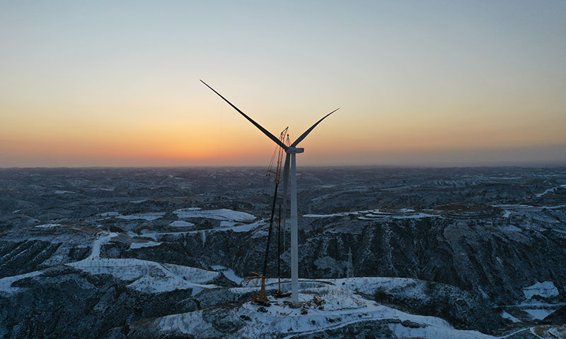 11月29日，中國能建山西電建承建的興縣風(fēng)電EPC項(xiàng)目順利完成首臺風(fēng)機(jī)吊裝，在風(fēng)雪低溫中加快推進(jìn)，全面進(jìn)入風(fēng)機(jī)吊裝高峰期。