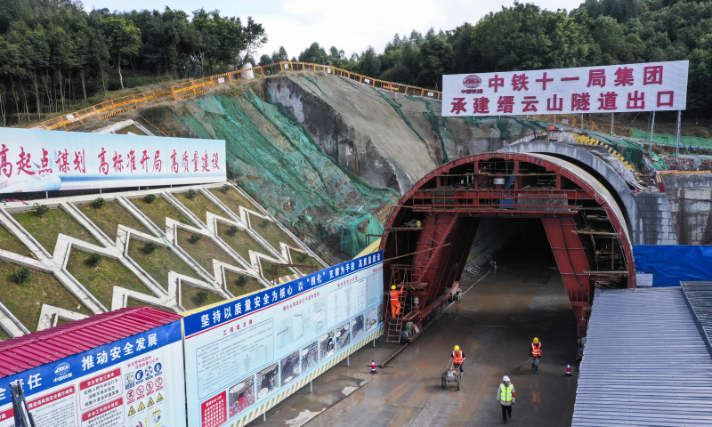 圖為2月9日，施工人員在中鐵十一局承建的渝昆高鐵川渝段縉云山隧道項(xiàng)目作業(yè)（無(wú)人機(jī)照片）。（新華社記者 王全超 攝）