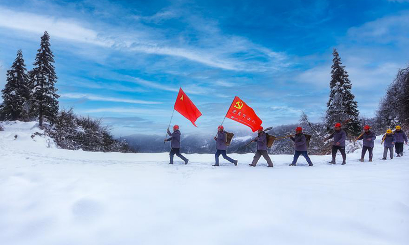 自2月7日起，受持續(xù)雨雪低溫天氣影響，國家能源集團(tuán)湖北恩施水電建始縣管理處42壩一級水電站進(jìn)站公路被厚厚的積雪掩蓋，部分路段冰凍層與積雪層反復(fù)堆積，導(dǎo)致倒班車輛無法通行。圖為國家能源集團(tuán)湖北恩施水電建始縣管理處黨員突擊隊(duì)踩著積雪，向海拔1600多米的一級站走去，開展設(shè)備巡檢，全力保障能源供應(yīng)。