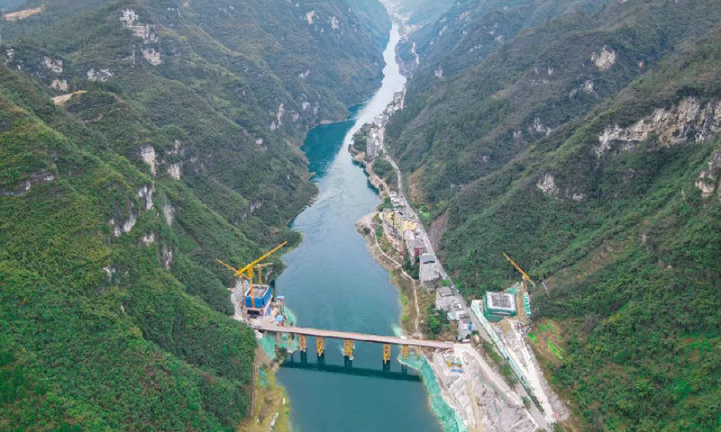 圖為彭酉路磨寨烏江特大橋，其主墩樁基及承臺(tái)全部完成，向橋梁墩身施工全面邁進(jìn)，已完成工程量23.4%。