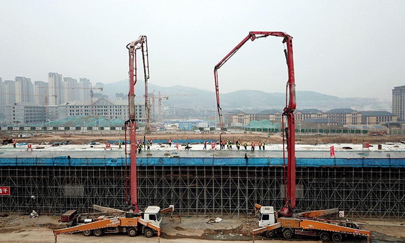 作為國內(nèi)首條市域高鐵，濟萊高鐵全部位于濟南市境內(nèi)，正線全長約117公里，設(shè)計時速350公里。圖為中鐵十局工作人員在濟萊高鐵歷城站特大橋進行道岔現(xiàn)澆梁澆筑作業(yè)（無人機照片）。（新華社記者 郭緒雷 攝）