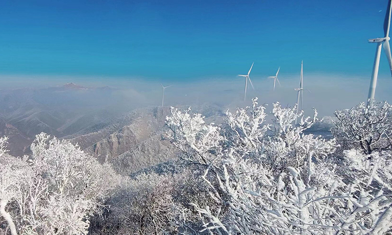 該項(xiàng)目位于山西省呂梁市嵐縣大蛇頭鄉(xiāng)，項(xiàng)目安裝6臺容量為3650千瓦及1臺容量為3350千瓦（限發(fā)3100千瓦）的風(fēng)力發(fā)電機(jī)組。項(xiàng)目投產(chǎn)后，將更加充分利用當(dāng)?shù)刎S富的風(fēng)能資源，減輕環(huán)境污染，減少溫室氣體排放，每年可節(jié)約標(biāo)準(zhǔn)燃煤為1.78萬噸，對優(yōu)化能源結(jié)構(gòu)、推動節(jié)能減排、實(shí)現(xiàn)經(jīng)濟(jì)可持續(xù)發(fā)展具有重要意義。