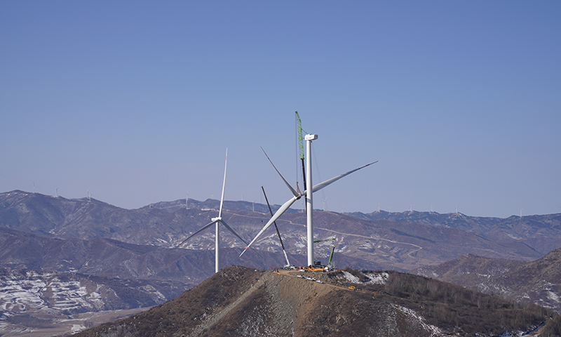  建設(shè)期間，山西電建從施工圖設(shè)計、設(shè)備催交、施工組織、現(xiàn)場征地補(bǔ)償、項(xiàng)目融資到實(shí)現(xiàn)首臺風(fēng)機(jī)并網(wǎng)發(fā)電，僅歷時77天，創(chuàng)造了同類型風(fēng)電項(xiàng)目開工到并網(wǎng)發(fā)電工期最短、速度最快的新紀(jì)錄。全體參建人員發(fā)揚(yáng)“特別能吃苦、特別能戰(zhàn)斗、特別能奉獻(xiàn)”的優(yōu)良傳統(tǒng)，安全吊裝、優(yōu)質(zhì)履約，圓滿完成全容量并網(wǎng)發(fā)電任務(wù)。