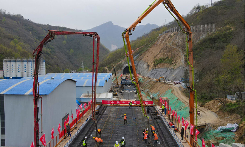 3月29日，由中國鐵建所屬中鐵十一局承建的西康高鐵鐵銅溝1號特大橋10-11跨32米現(xiàn)澆簡支箱梁開始澆筑，標(biāo)志著西康高鐵正式進入橋梁上部結(jié)構(gòu)施工階段。圖為西康高鐵首孔箱梁澆筑施工現(xiàn)場。