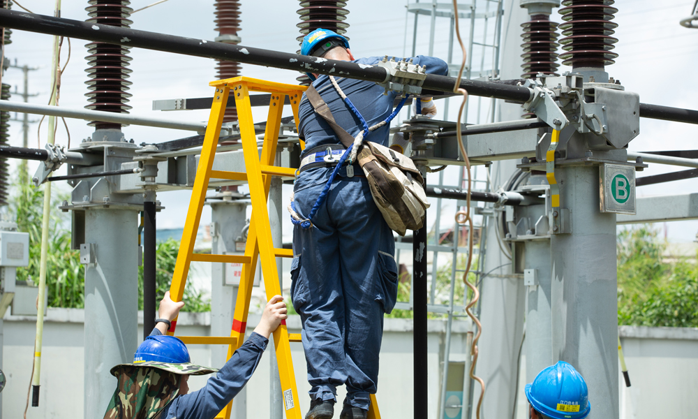 7月19日，南方電網(wǎng)廣東江門供電局變電管理二所工作人員在220千伏孟槐站開展220千伏凌孟線一次設(shè)備規(guī)范化檢修。李嘉鴻 攝 