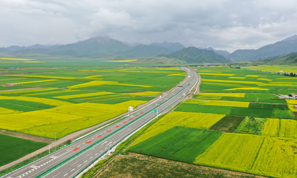 作為我國西部地區(qū)省際快速大通道，張扁高速公路在建設運營中，廣泛采用各類環(huán)保工藝和新型技術，最大限度減少公路建設運營對祁連山生態(tài)系統(tǒng)的影響，營造了人與自然和諧相處的美麗畫卷。圖為張扁高速公路全景航拍。 趙森 攝