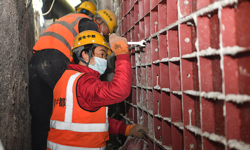 1月25日，中建三局西北公司工人在西安地鐵8號(hào)線建設(shè)項(xiàng)目工地施工。新華社記者 張博文 攝