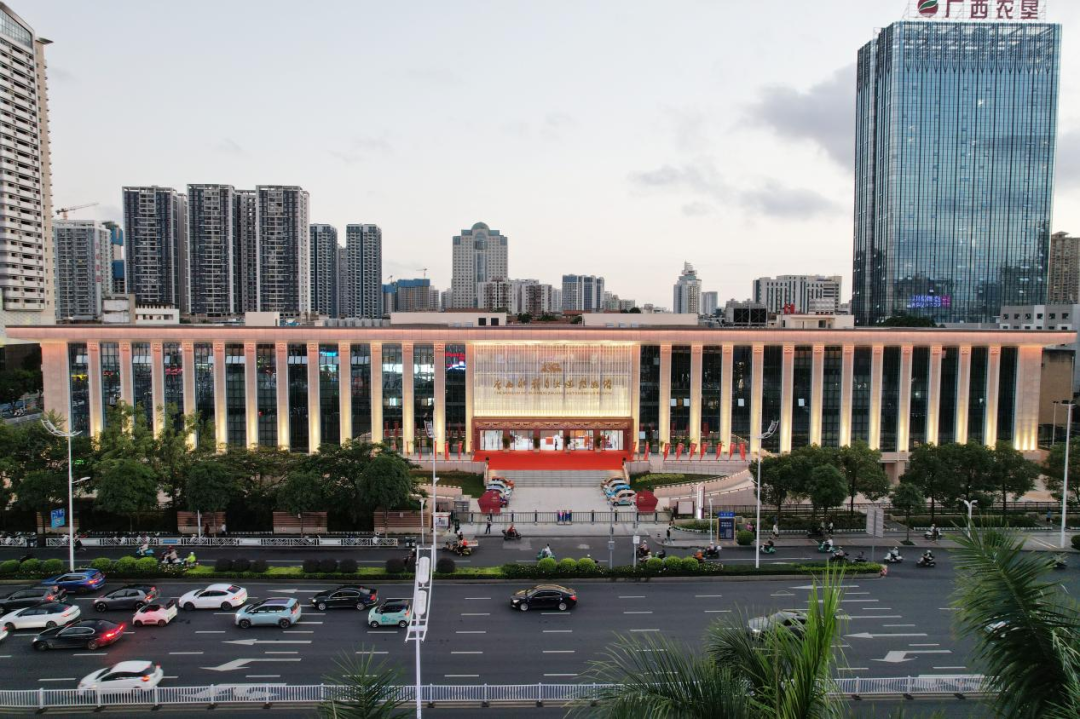 圖為廣西壯族自治區(qū)博物館改擴建項目。項目是全國首批、廣西首座國家一級博物館，位于廣西壯族自治區(qū)南寧市青秀區(qū)，博物館總建筑面積約3.3萬平方米，其中改建面積約1.9萬平方米，擴建面積約1.4萬平方米，改建建筑為1978年建成的陳列大樓，是當(dāng)年全國十大博物館建筑之一。改擴建升級后的博物館全面煥新，將成為一座現(xiàn)代智慧博物館綜合體，對推進廣西民族文化和旅游強區(qū)建設(shè)，提升廣西現(xiàn)代公共文化服務(wù)水平具有重要意義。