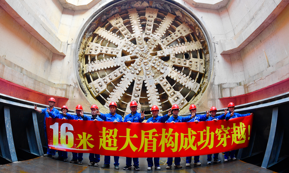 “和平號(hào)”盾構(gòu)機(jī)自2021年8月29日由中山路“武勝門”遺址區(qū)域始發(fā)掘進(jìn)，至黃鶴樓南路接收，隧道最大埋深55米。盾構(gòu)下穿武昌古城、京廣鐵路、蛇山黃鶴樓景區(qū)，線路上有幾百座老舊建筑，多處名人故居。穿越區(qū)域地質(zhì)條件復(fù)雜，巖石強(qiáng)度高，巖溶發(fā)育，距運(yùn)營(yíng)地鐵5號(hào)線隧道水平距離僅有10米，是國內(nèi)施工技術(shù)含量和難度較高的隧道之一。圖為建設(shè)者慶祝隧道貫通。