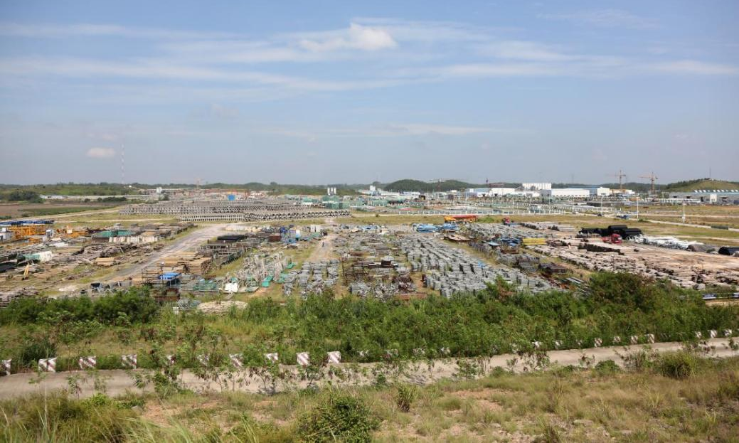 2014年，防城港核電站二期廠址原貌，此時(shí)這里還是一片存放物資的空地。