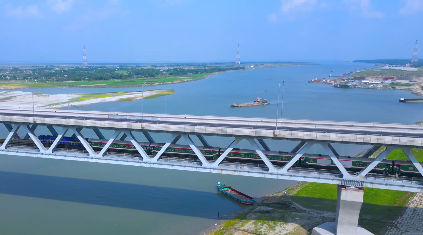 4月4日，中國(guó)中鐵承建的孟加拉帕德瑪大橋鐵路連接線先通段試運(yùn)行，奔騰的帕德瑪河上駛過(guò)了有史以來(lái)第一列火車。