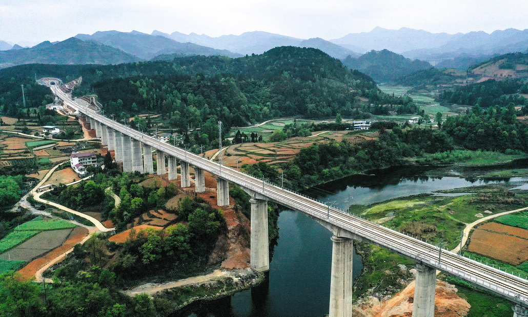 目前，由中鐵三局等單位建設(shè)的貴（陽）南（寧）高鐵建設(shè)進(jìn)入沖刺階段，工人們有序開展局部檢測(cè)和施工，為年內(nèi)通車奠定基礎(chǔ)。圖為4月9日拍攝的貴南高鐵貴州段三標(biāo)營(yíng)盤清水河雙線特大橋（無人機(jī)照片）。新華社記者 楊文斌 攝