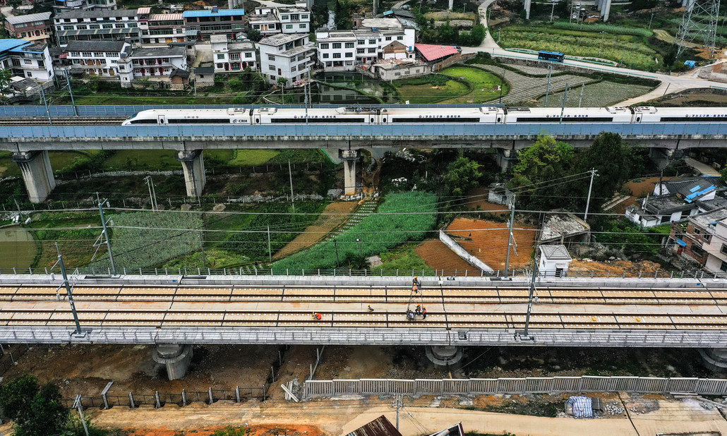 4月9日，工人在貴南高鐵貴州段三標(biāo)馬寨雙線特大橋（下側(cè)鐵路）施工，上側(cè)鐵路為已開通的貴廣高鐵（無人機(jī)照片）。新華社記者 楊文斌 攝