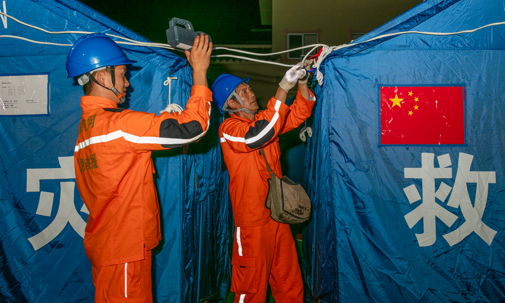 國家電網(wǎng)四川甘孜供電公司工作人員在康定市姑咱鎮(zhèn)郎鼓村安置點為受災群眾維護用電線路。