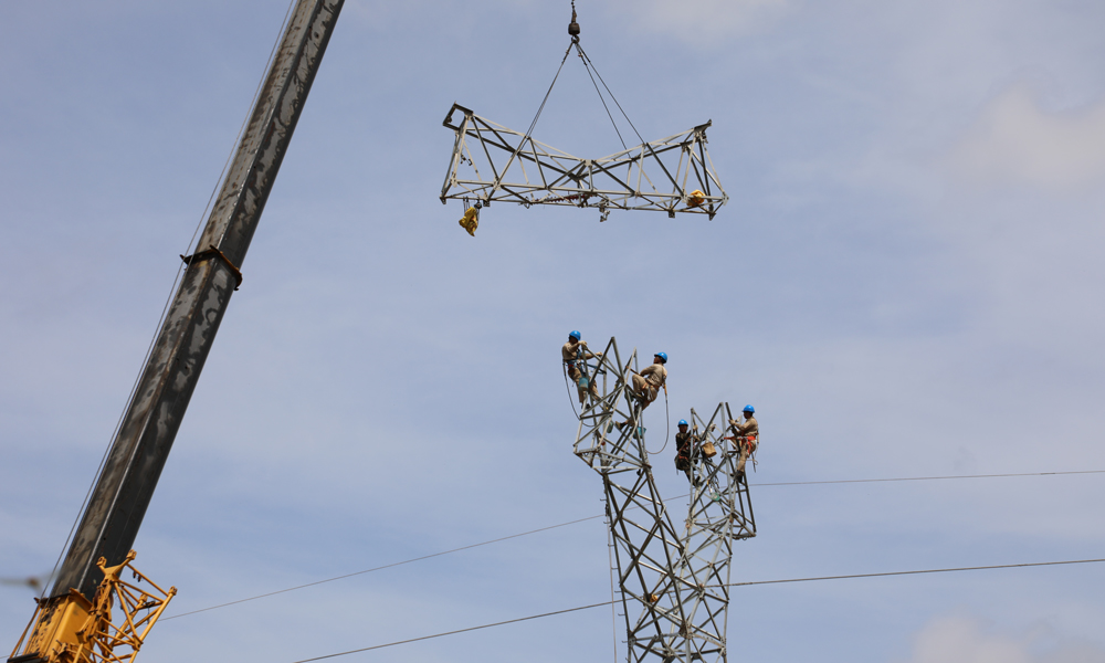 南方電網(wǎng)海南送變電公司及輸電運(yùn)檢分公司對(duì)110千伏玉美線進(jìn)行搶修送電作業(yè)。