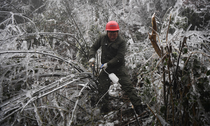 近日，湖南遭遇持續(xù)凍雨襲擊。地處雪峰山山區(qū)的湖南省婁底市新化縣海拔較高，部分區(qū)域冰凍嚴重，多處電路受損，當?shù)鼐用裼秒娛艿接绊憽W(wǎng)新化縣供電公司派出電力工人，對新化縣溫塘鎮(zhèn)郭家村10kv高壓線進行緊急搶修。工人在山間破冰除雪，為當?shù)卮迕窕謴?fù)供電。圖為2月20日，在新化縣郭家村，電力工人劉桂湘清除電線上的覆冰。（新華社記者 薛宇舸 攝）