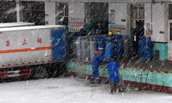 新春伊始，北方喜迎瑞雪。中國海油員工在雪中展開一幅“春耕圖”。2月14日，河北三河市大雪紛飛，市內(nèi)外廠礦企業(yè)及居民用氣緊張。海油發(fā)展銷售服務(wù)公司下屬的北京中海海油燃?xì)庥邢薰救臃止揪o急啟動(dòng)冰雪天氣應(yīng)急預(yù)案，調(diào)集應(yīng)急資源，在保障路面行車安全的前提下，加大配送力度，確保客戶使用燃?xì)獾男枨蟆．?dāng)日，該公司向燕郊、香河等地共計(jì)配送LPG（液化石油氣）10余噸。