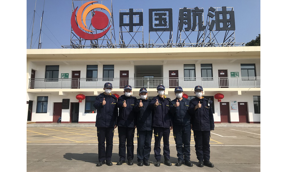 2020年2月8日農(nóng)歷正月十五元宵節(jié)，中國航油湖北分公司武漢機(jī)場油庫由黨員、團(tuán)員、青年組成的抗疫值守班組已在崗位上堅守了15天。“疫情不除、我們不退。戰(zhàn)疫必勝、武漢加油！”工作人員為自己也為大家點(diǎn)贊加油。圖為武漢機(jī)場油庫抗疫值守班組的元宵節(jié)。（李菁 攝）