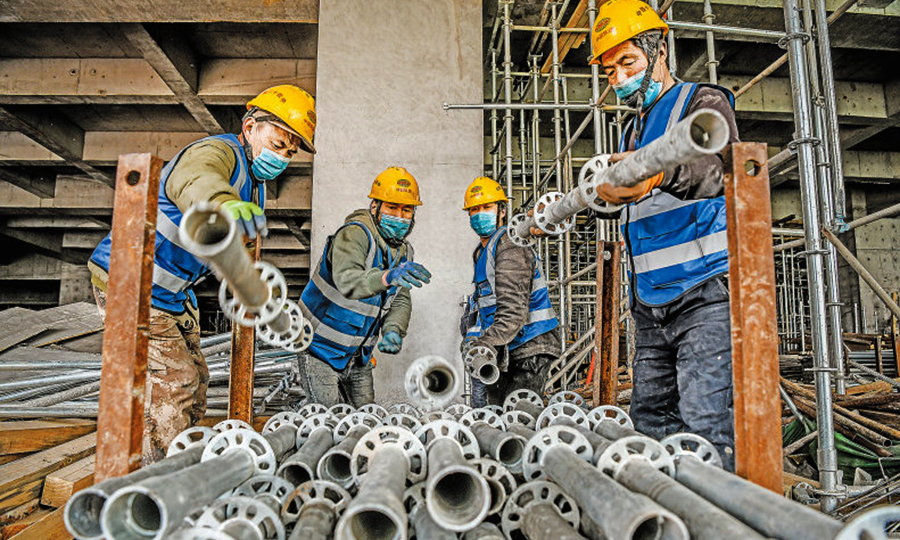 圖為工人正在拆除腳手架。（任雙歡 攝）