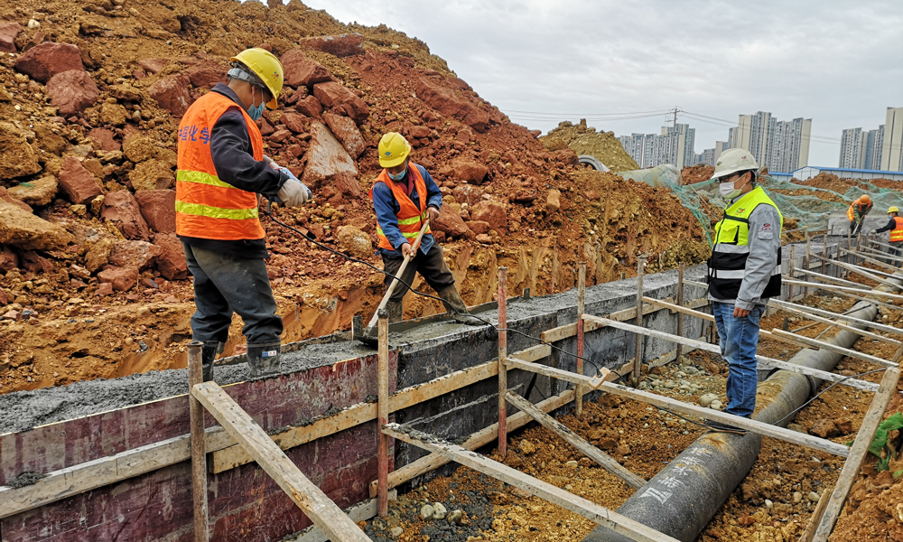 天府新區(qū)安置房周邊道路項目部多措并舉，著力提升項目復工“免疫力”，設(shè)置了2個體溫監(jiān)測點，準備了1輛防疫專用車，建立了1間臨時隔離房，儲備了滿足復工人員1個月所需的防疫物資，開展了1次防疫知識培訓等，為項目全面復工創(chuàng)造了有利條件。截至2月28日，項目土方開挖完成57899m3，管道安裝工作完成925m，路基整形完成8300㎡，砂礫石基礎(chǔ)完成3440m3，級配碎石基礎(chǔ)完成5800㎡。圖為天府新區(qū)安置房周邊道路項目正在緊張施工。