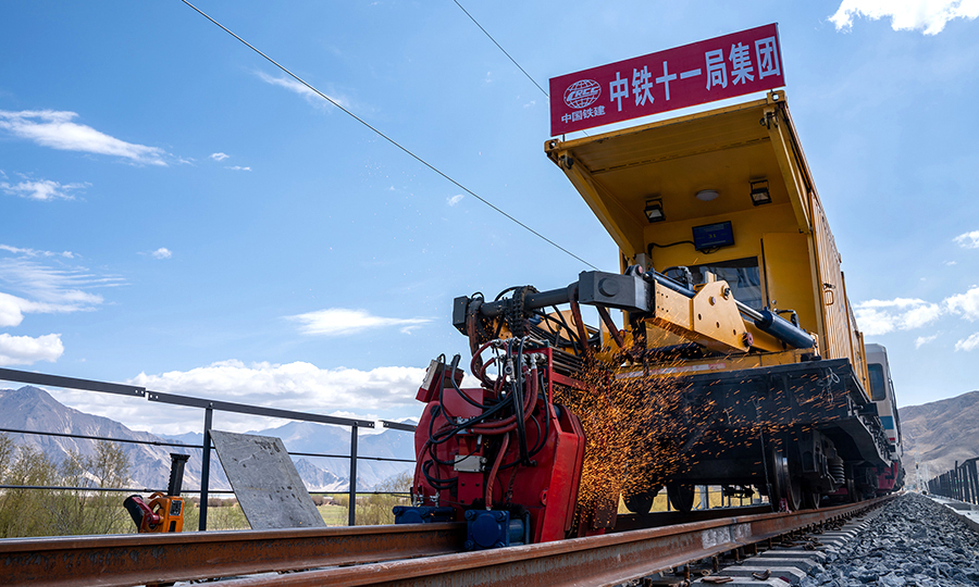 4月16日上午11時，在拉林鐵路貢嘎車站，隨著一臺高原型焊軌機(jī)焊花四射，兩根500米長鋼軌無縫連接在一起，標(biāo)志著拉林鐵路全線無縫線路焊軌、鎖定施工就此拉開序幕。圖為拉林鐵路首次焊軌現(xiàn)場。（丁慶濱 攝）