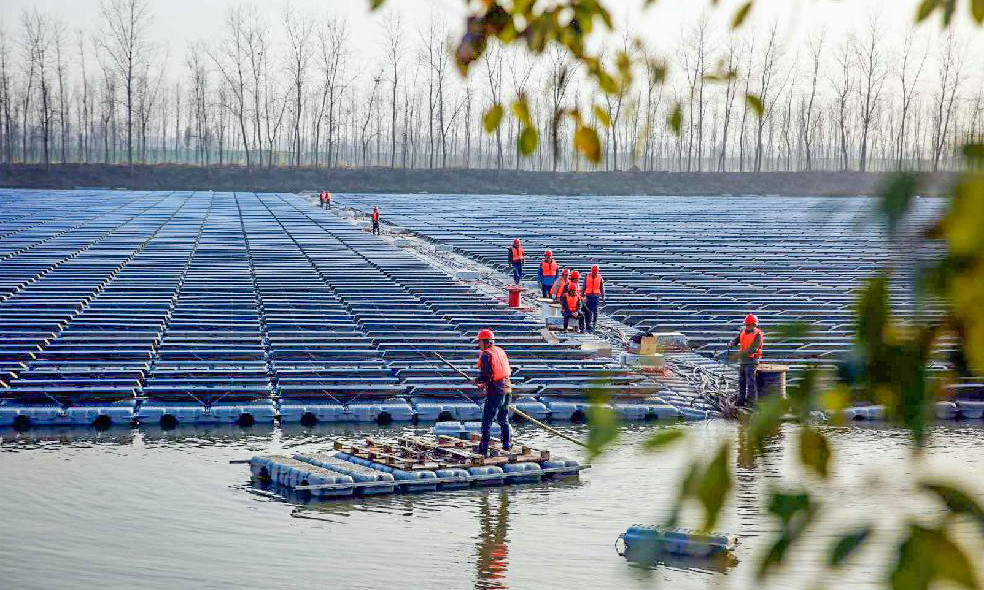 4月，湖南益陽，由中國能建浙江火電、華東院聯(lián)合EPC總承包建設(shè)的華銀益陽北港長河漁光互補光伏電站施工現(xiàn)場，一片盎然的春意。