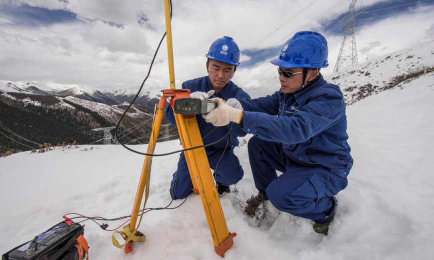 4月15日，國網(wǎng)成都供電公司援建人員劉屹、俞師愚一行頂風沐雪，在阿壩夾壁至馬塘110千伏線路新建工程N112號塔位開展復測定位工作。