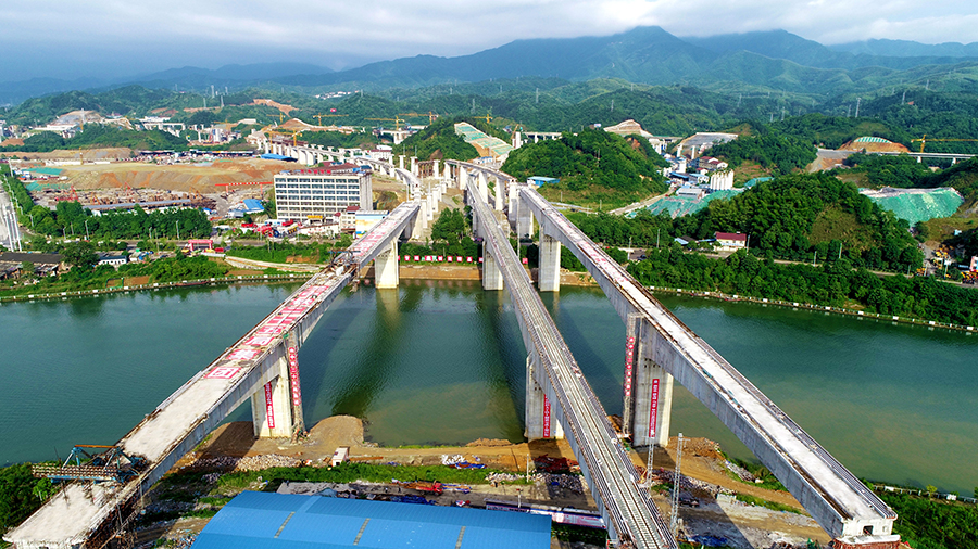 圖為舞水灣灘特大橋橫跨大河側(cè)景。（向雅斯 攝）