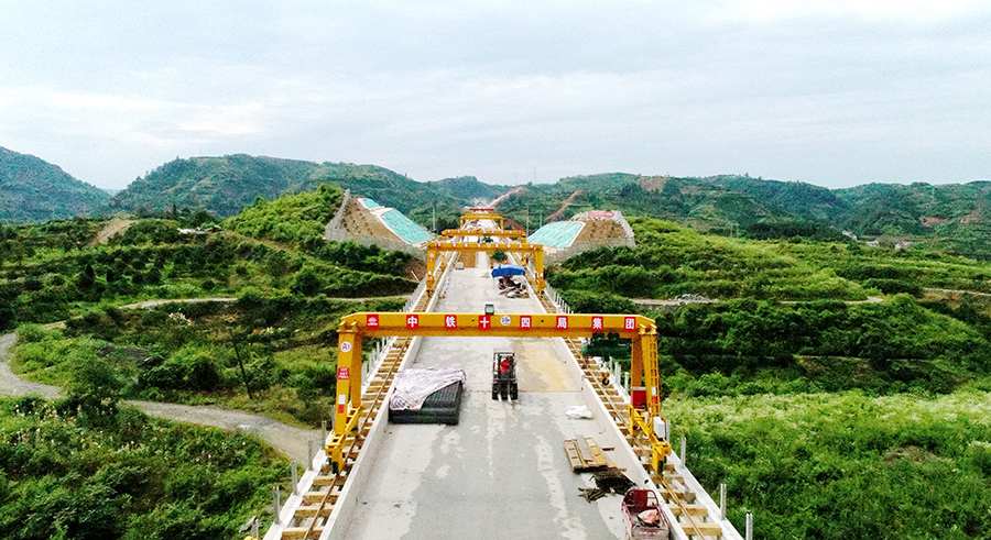 中鐵十四局施工標(biāo)段地質(zhì)復(fù)雜，他們進(jìn)行技術(shù)攻關(guān)，在隧道施工、混凝土技術(shù)方面共形成十余項(xiàng)技術(shù)成果和兩項(xiàng)發(fā)明專利。年初以來(lái)，中鐵十四局一手抓疫情防控，一手抓復(fù)工復(fù)產(chǎn)，打破常規(guī)，克服各種不利因素的影響，在保證安全質(zhì)量的前提下，加快施工進(jìn)度，保證了節(jié)點(diǎn)目標(biāo)的如期實(shí)現(xiàn)。圖為建設(shè)中的麻陽(yáng)西高鐵站。