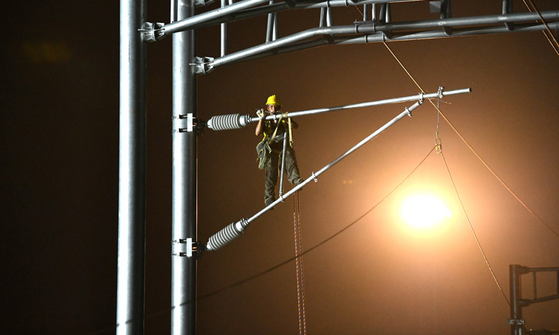 圖為9月1日凌晨，中鐵建電氣化局南方公司施工人員在合安高鐵集賢路線路所接觸網(wǎng)撥接現(xiàn)場施工。（新華社記者 劉軍喜 攝）