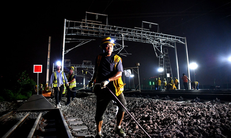 圖為9月1日凌晨，中鐵建電氣化局南方公司施工人員在合安高鐵集賢路線路所接觸網(wǎng)撥接現(xiàn)場施工。（新華社記者 劉軍喜 攝）