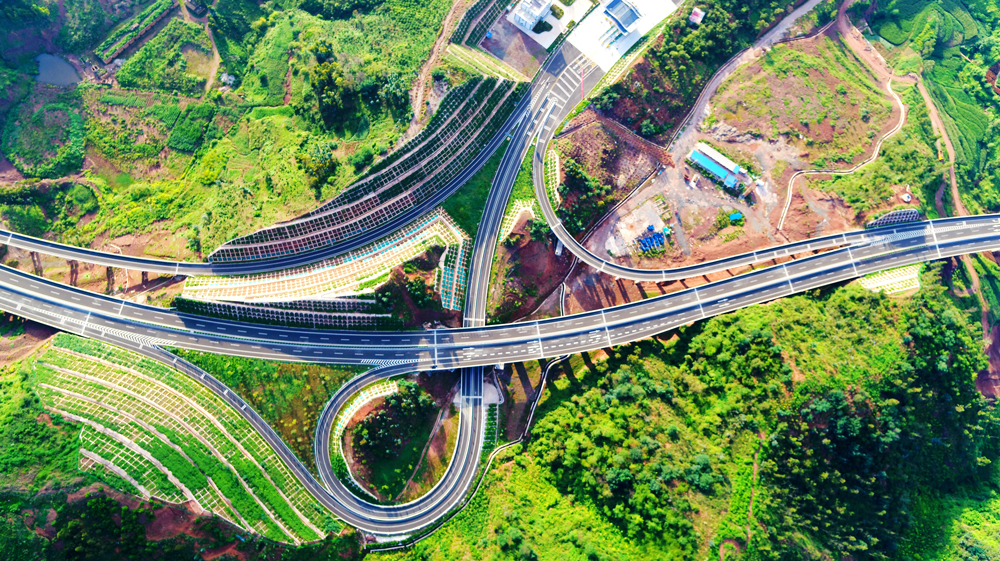 8月31日，澄江至江川高速公路(下稱澄川高速)正式通車。項目由云南交投集團與玉溪市政府按照PPP模式合作建設(shè)，于2017年9月正式開工。圖為祿充立交橋。