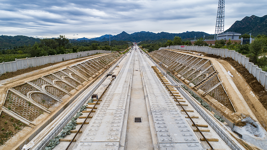 圖為路基段無砟軌道施工。