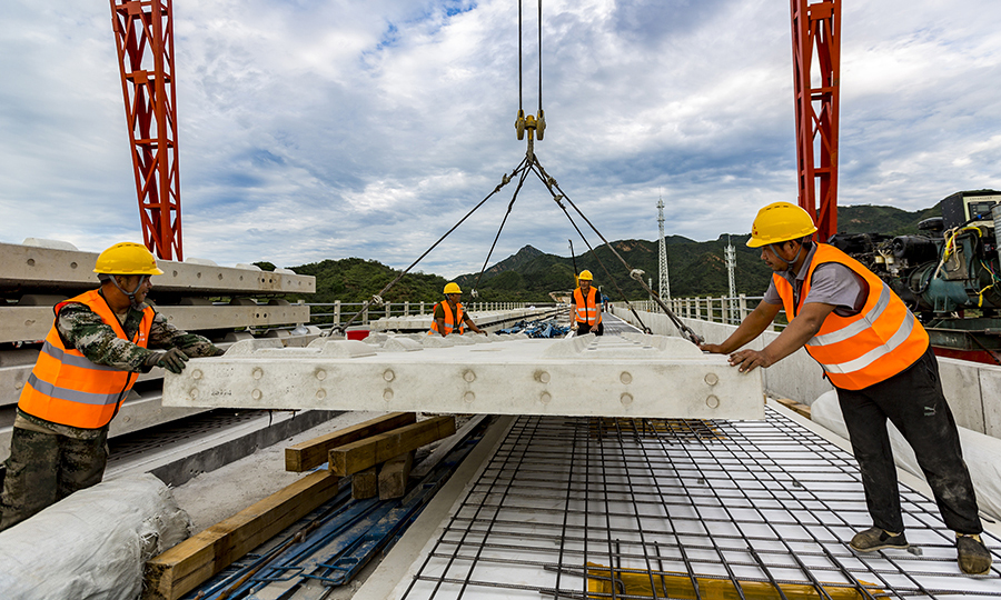 京沈客專全線設(shè)有20座車站，設(shè)計時速350公里。建成后，北京到沈陽只需2.5個小時,承德到北京1小時。圖為軌道板粗鋪。