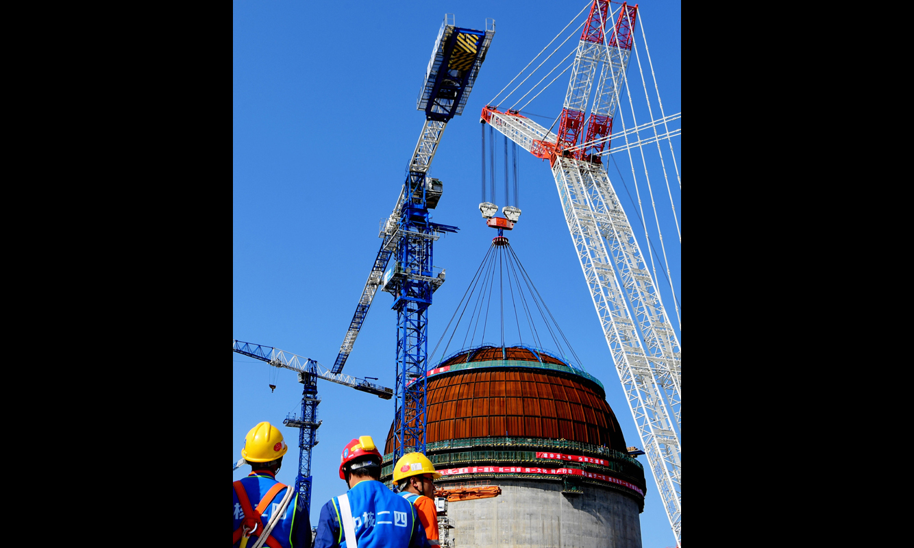 3月21日，中核集團福清核電6號機組反應(yīng)堆穹頂?shù)跹b成功。（新華社記者 魏培全 攝）