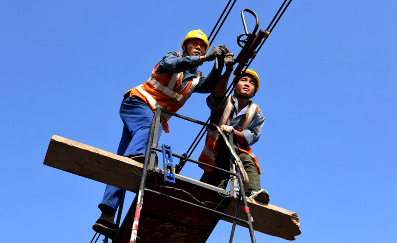 圖為9月24日，中鐵電氣化局的工作人員在鄭州軌道交通5號線五龍口停車場進(jìn)行作業(yè)。（新華社記者 李安 攝）