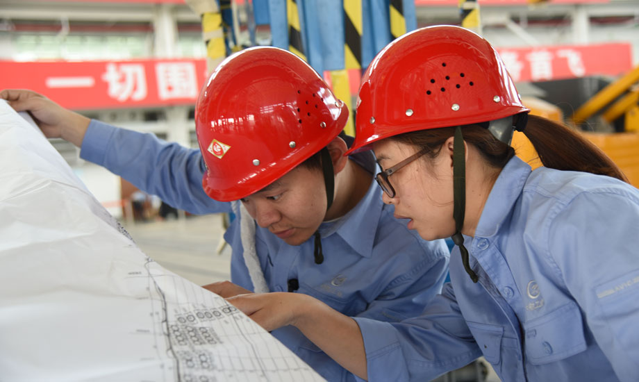 在C919飛機(jī)全尺寸靜力試驗(yàn)現(xiàn)場，在點(diǎn)、線、面和大量數(shù)據(jù)交集的電腦前、在四維空間的虛擬試驗(yàn)?zāi)K中、在高大壯觀的一體化整體加載框架上、在千絲萬縷的連接線里、在發(fā)出陣陣刺鼻的膠布帶邊……你會看到那些青春的身影、專注的眼神。（作者：楊雁）