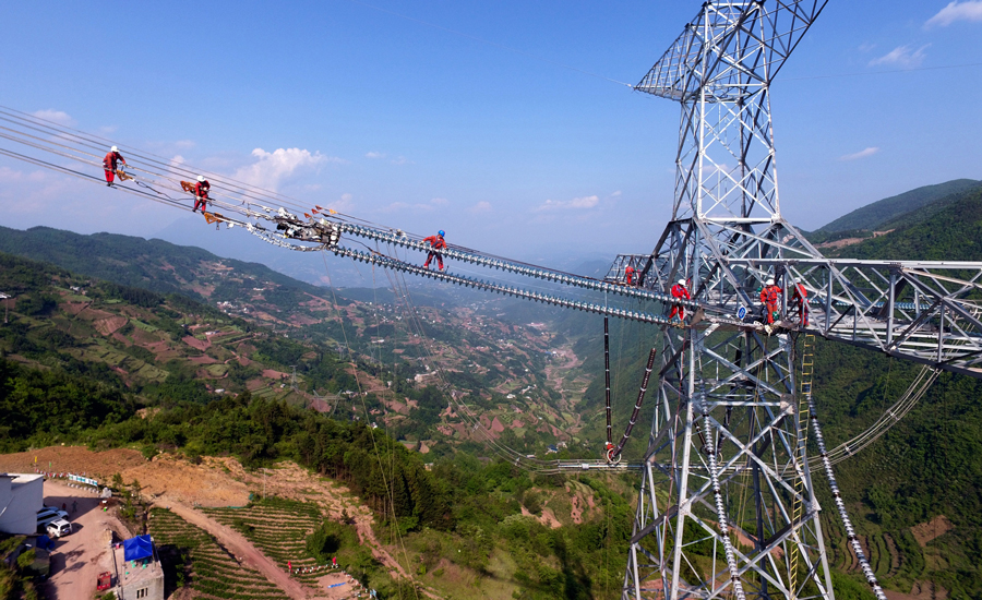 5月2日，由湖北送變電工程有限公司青年突擊隊(duì)負(fù)責(zé)的±800千伏祁韶線3452號(hào)塔檢修作業(yè)順利完成。（作者：鄒小民）