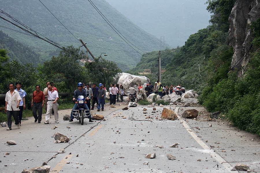 汶川特大地震造成攀長特廠區(qū)房屋垮塌4棟，毀損976棟，圍墻垮塌3100米，機器設(shè)備毀損1369臺（套）；水電氣、通訊全部中斷，公輔設(shè)施遭受嚴重破壞，廠房基礎(chǔ)、機器設(shè)備不同程度的位移、下沉，生產(chǎn)經(jīng)營全面停頓。圖為5·12地震發(fā)生后，攀長鋼三生產(chǎn)區(qū)廠區(qū)公路一片狼藉，交通受阻。 